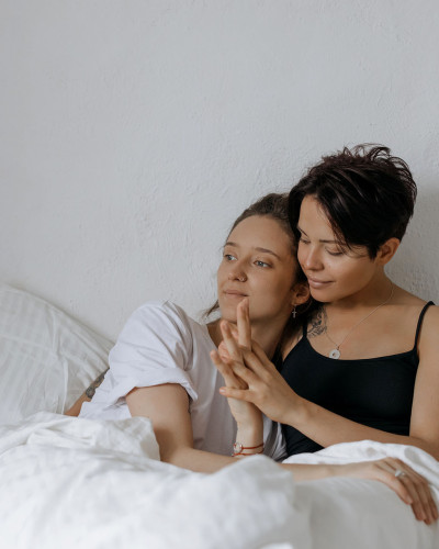 Couple de femme dans un lit blanc